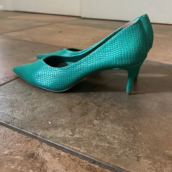 Pumps - Picture 2 of 4